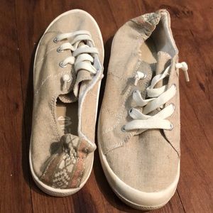 Slip-on lightweight sneakers